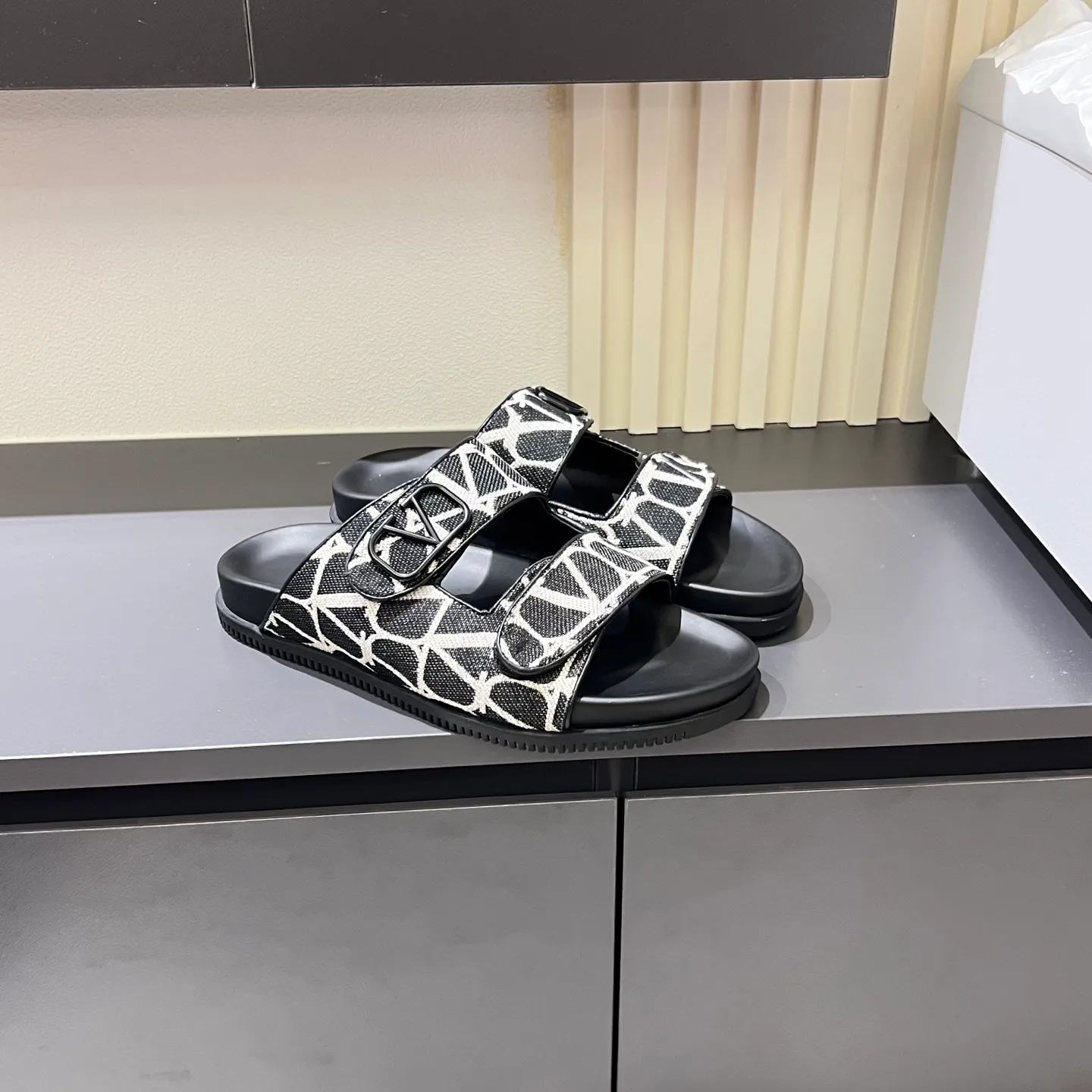 p300《VALENTINO》Warren Men🧍‍♂️Spring and Summer New Style. Cowhide logo flat slippers, elegant sandals, the same style worn by celebrities, original molding, imported calfskin. Rubber outsole. Soft and durable, full set of counter packaging, 38-44!